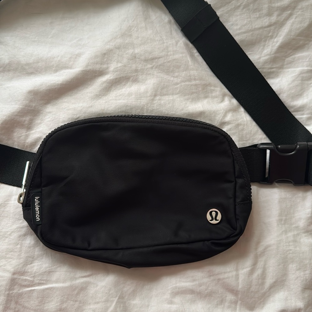 Lululemon Everywhere Belt Bag